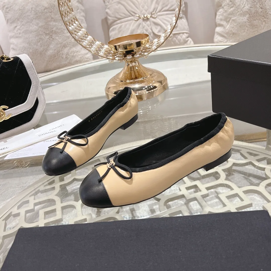 👟👟Ex-factory price 540👟👟 🌹🌹🌹2025 latest CHANEL Chanel early spring catwalk new model 🌸️Purchased the original version in Hong Kong and opened the mold exclusively. Top quality % genuine last developed with smooth lines. The shoe shape is perfect and can be safely entered and exited from the counter! Official website 1:1 production. 🇮🇹🇮🇹🇮🇹 Material: Mixed sheepskin imported from Italy & private molded double C buckle and letters are delicate, smooth, shiny and feel great! 💅The fabric and the feet are made of the same material, which is great on the feet! ! ! Color: black/apricot Code number: 34-40 (custom-made sizes 41 and 42 are non-refundable)